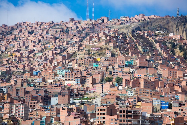 Vista aérea de La Paz, na Bolívia, com muitos edifícios residenciais e de escritórios