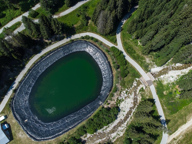 Vista aérea de lago artificial ou lagoa com fundo de plástico feito para agricultura e piscicultura