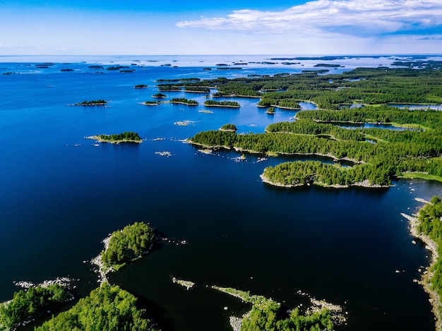 Vista aérea de lagos azuis e florestas verdes em um dia ensolarado de verão na Finlândia rural Fotografia de drone de cima