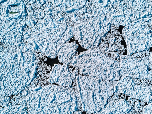 Foto vista aérea de lagos ou formações de gelo marinho na finlândia gelo rachado a partir da vista de um drone