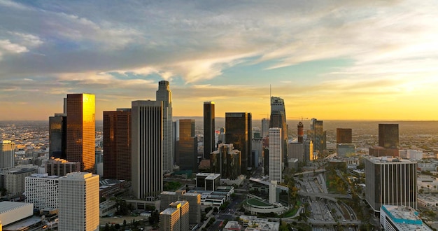 Vista aérea de los angeles com drone los angeles no centro da cidade drone cinematográfico de vista aérea superior