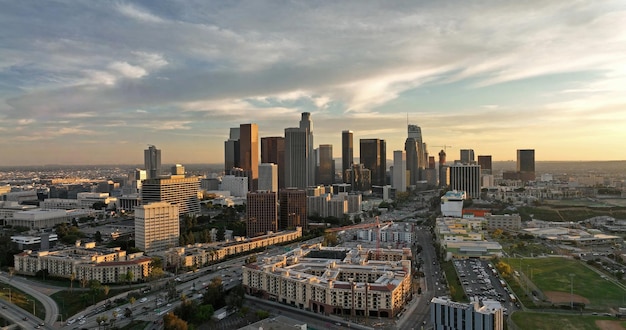 Vista aérea de los angeles voando com drone los angels no centro da cidade voando de los angeles filmado