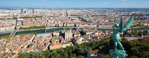 Vista aérea de Lyon do topo da Notre Dame de Fourviere, França, Europa