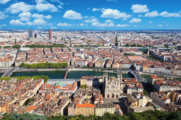 Vista aérea de Lyon do topo da Notre Dame de Fourviere, França