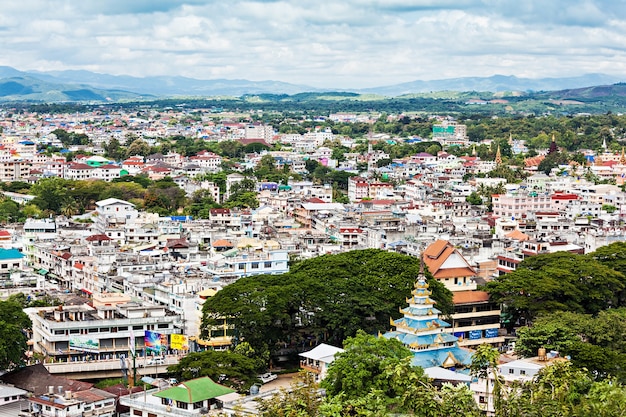 Vista aérea de Mae Sai de Wat Phra That Wai Dao (Templo do Escorpião Negro), Tailândia