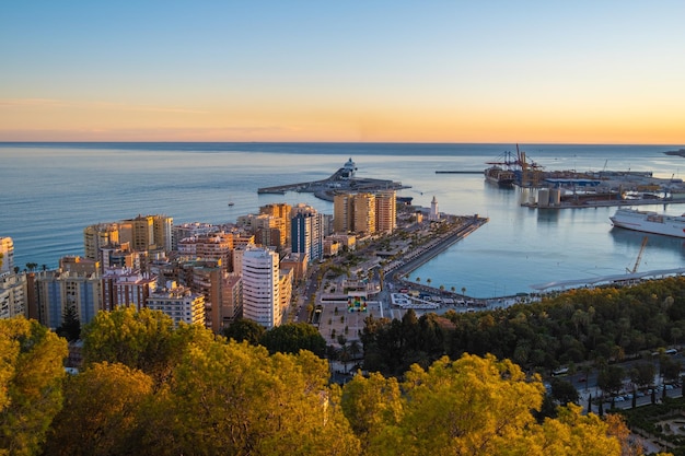 Vista aérea de Málaga tirada do castelo de Gibralfaro, incluindo o porto de Málaga Andalucia Espanha