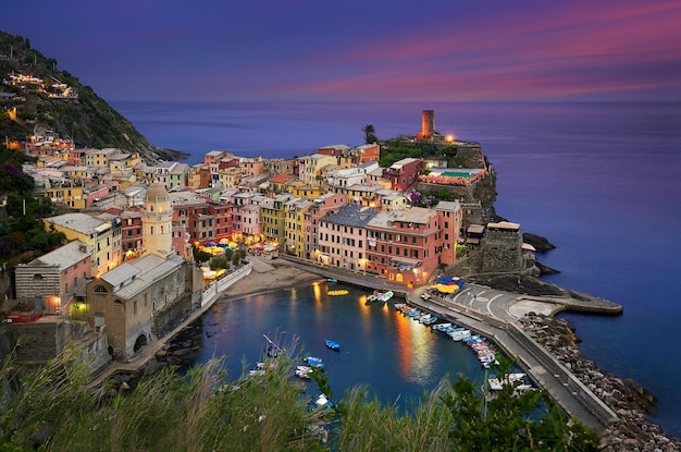 Vista aérea de manarola cinque terre contra o céu durante o pôr do sol