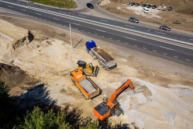 Vista aérea de máquinas pesadas para britagem e coleta de pedra, calcário, areia e cascalho, materiais para produtores de asfalto e pavimentação de estradas, construção.