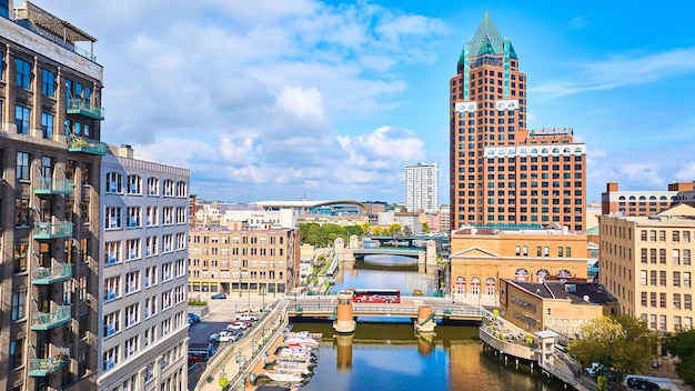 Foto vista aérea de milwaukee highrise riverfront e drawbridge