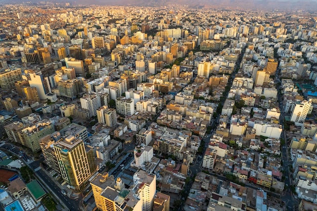 Vista aérea de Miraflores e seu calçadão em Lima, Peru