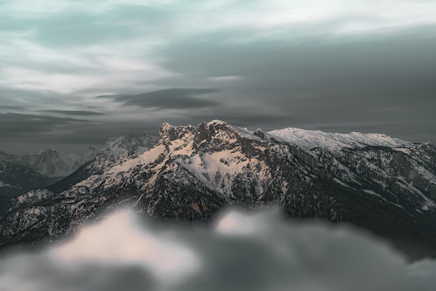 Vista aérea de montanhas cobertas de neve contra o céu