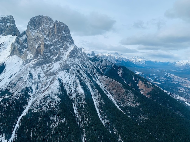 Vista aérea de montanhas cobertas de neve contra o céu