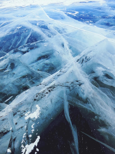 Vista aérea de montanhas cobertas de neve