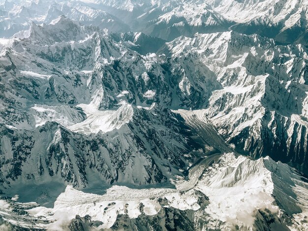 Foto vista aérea de montanhas cobertas de neve