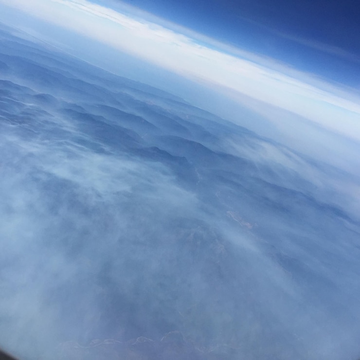 Foto vista aérea de montanhas cobertas de nuvens