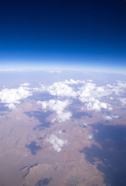 Vista aérea de montanhas e nuvens