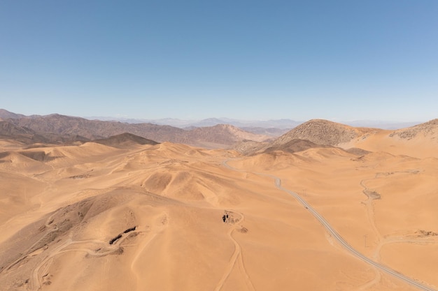 Vista aérea de montanhas e uma estrada no deserto de atacama, perto da cidade de copiapó