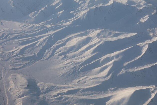 Vista aérea de montanhas nevadas vista superior da paisagem de inverno