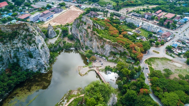 Vista aérea, de, monte, khao, ngoo, rocha, parque, ou, thueak, khao, ngu, ratchaburi monumentos antigos, em, ratchab