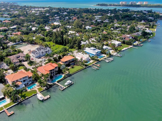 Vista aérea de moradias de luxo e seu barco privado em Bay Island em Sarasota Florida EUA