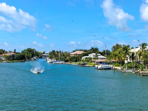 Vista aérea de moradias de luxo e seu barco privado em Bay Island em Sarasota Florida EUA