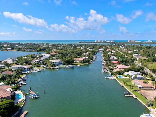 Vista aérea de moradias de luxo e seu barco privado em Bay Island em Sarasota Florida EUA