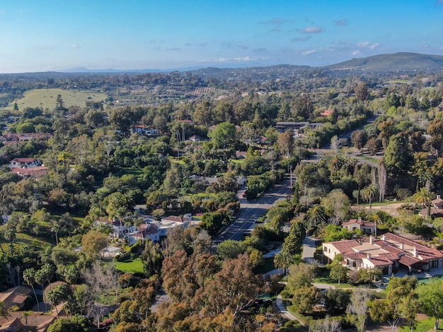 Vista aérea de moradias residenciais ricas em grande escala com piscina, Encinitas, CA