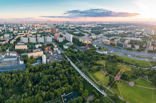 Vista aérea de Moscou sobre o aqueduto de Rostokino