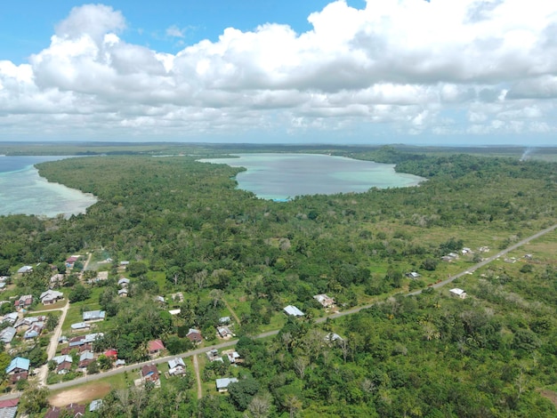 Vista aérea de muitas pequenas ilhas em Maluku, Indonésia