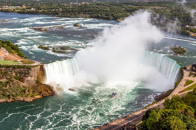 vista aérea de Niagara Horseshoe Falls Lado canadense dos barcos de Niagara Falls e do rio Niagara