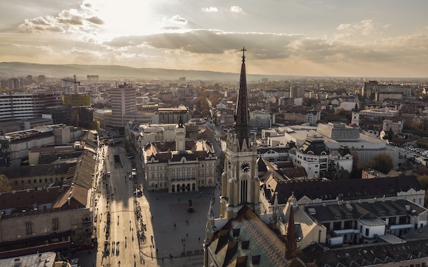 Vista aérea de Novi Sad antes do pôr do sol