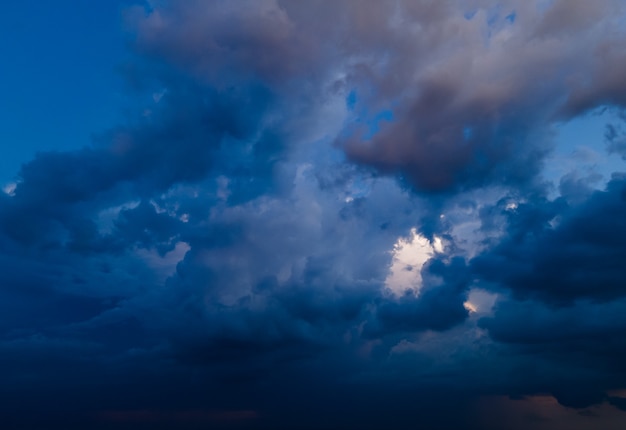 Vista aérea de nuvens de chuva ao pôr do sol sobre a cidade