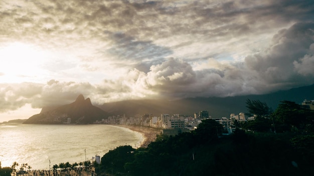 Vista aérea de nuvens dramáticas sobre a praia de Ipanema, no Rio de Janeiro, Brasil, ao pôr do sol