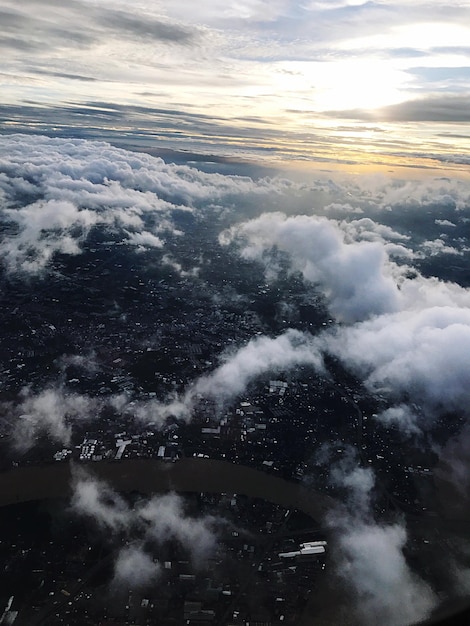 Foto vista aérea de nuvens no céu durante o inverno