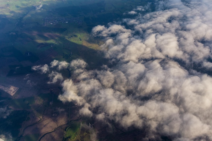Foto vista aérea de nuvens sobre a paisagem