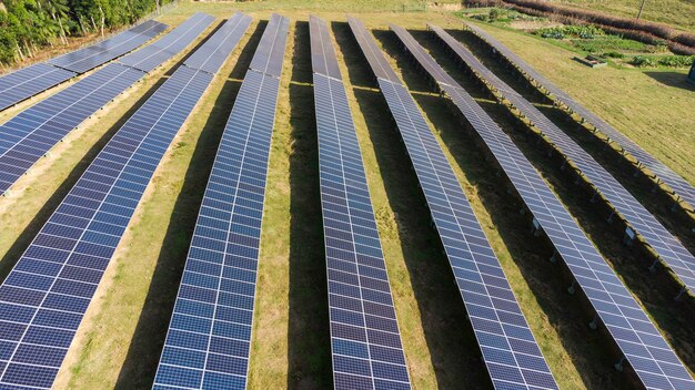 Vista aérea de painéis solares em uma fazenda ecológica. Ambiente de natureza de inovação elétrica.