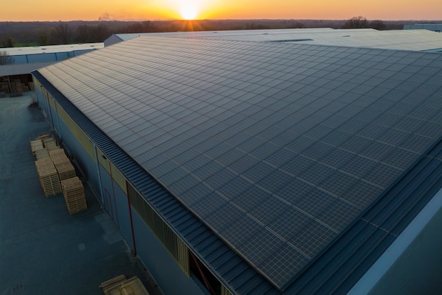 Vista aérea de painéis solares fotovoltaicos azuis montados no telhado do edifício industrial para produzir eletricidade ecológica verde Produção do conceito de energia sustentável