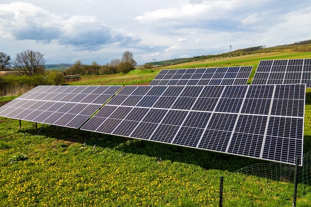 Vista aérea de painéis solares fotovoltaicos azuis montados no terreno do quintal para a produção de eletricidade ecológica limpa. produção do conceito de energia renovável.