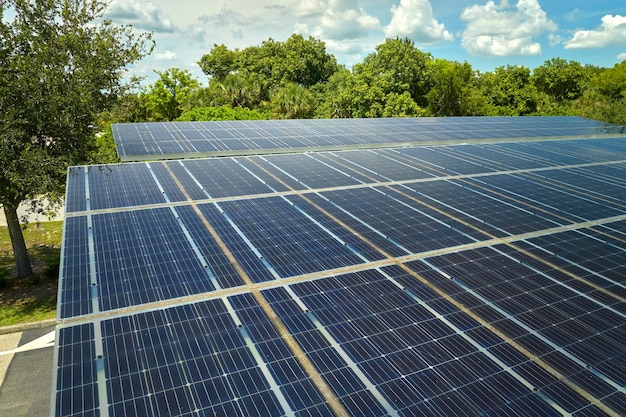 Vista aérea de painéis solares instalados como cobertura de sombra sobre estacionamento para carros estacionados para geração efetiva de eletricidade limpa Tecnologia fotovoltaica integrada em infraestrutura urbana