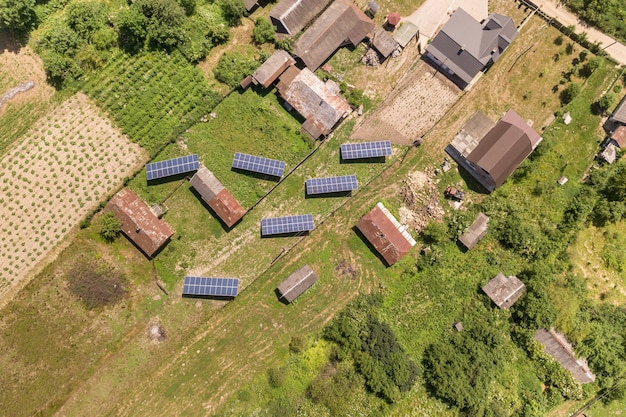 Vista aérea de painéis solares na área rural do país.