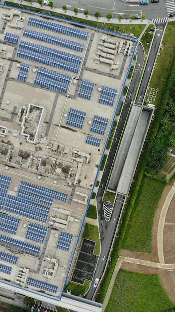 Foto vista aérea de painéis solares na cidade