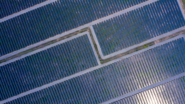 Vista aérea de painéis solares