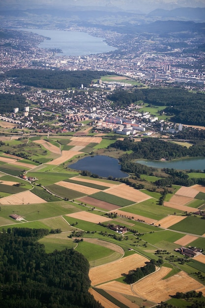 Vista aérea de parcelas de terras cultivadas e casas