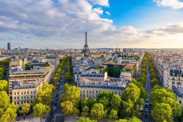 Foto vista aérea de paris com torre eiffel e campos elísios do telhado do arco triunfal