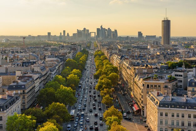 Foto vista aérea de paris com torre eiffel e campos elísios do telhado do arco triunfal