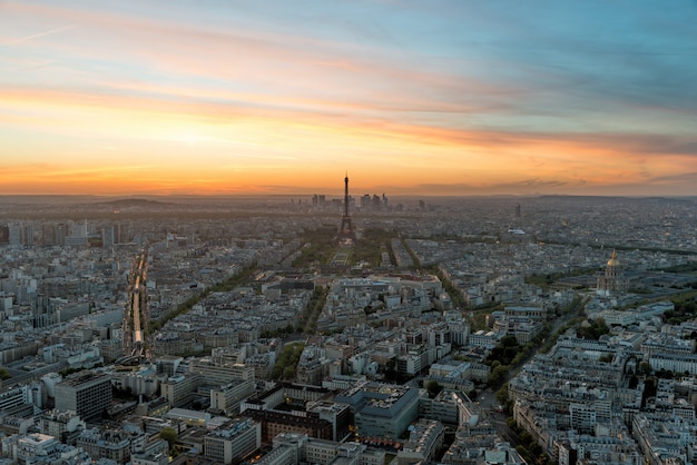 Vista aérea de Paris e da torre Eiffel no por do sol em Paris, França.