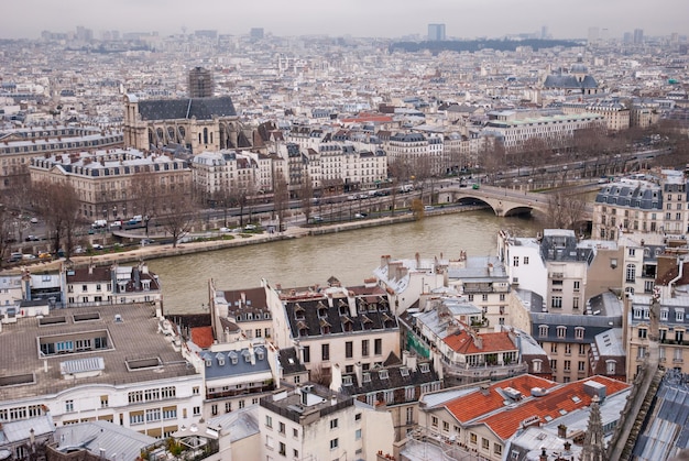 Vista aérea de Paris e do rio Sena, França