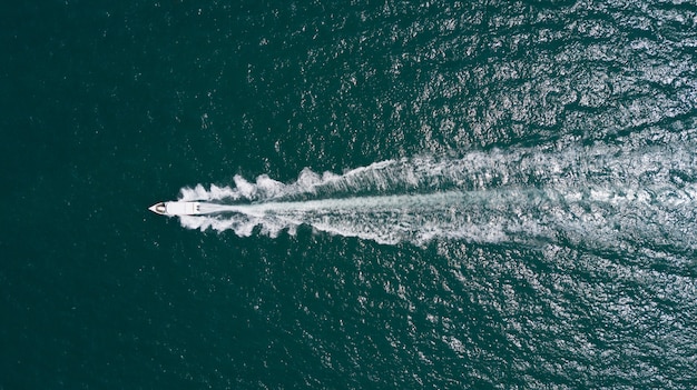 Vista aérea, de, passageiro, barco balsa, em, águas abertas