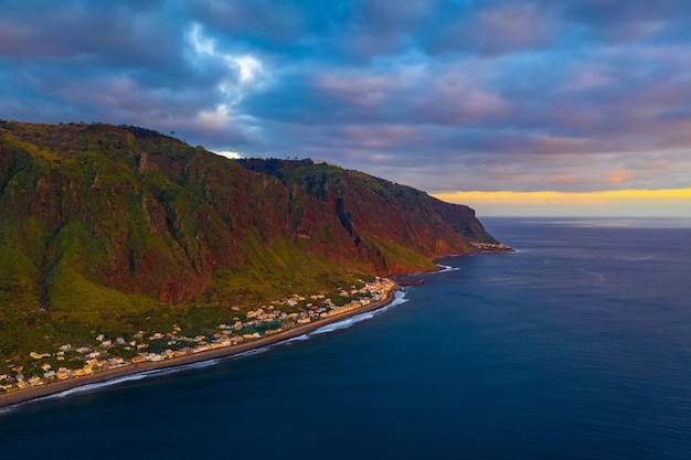 Vista aérea de Paul do Mar na Madeira Portugal ao pôr do sol