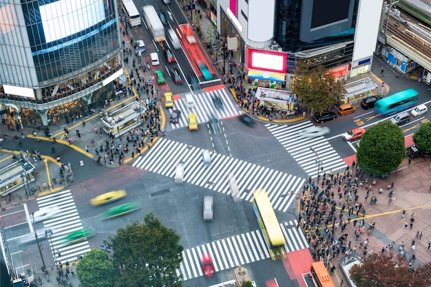 Vista aérea de pedestres andando com tráfego lotado na praça de passagem de shibuya